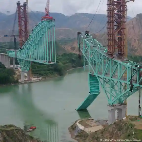 Derrumbe de puente deja al menos 12 muertos en China